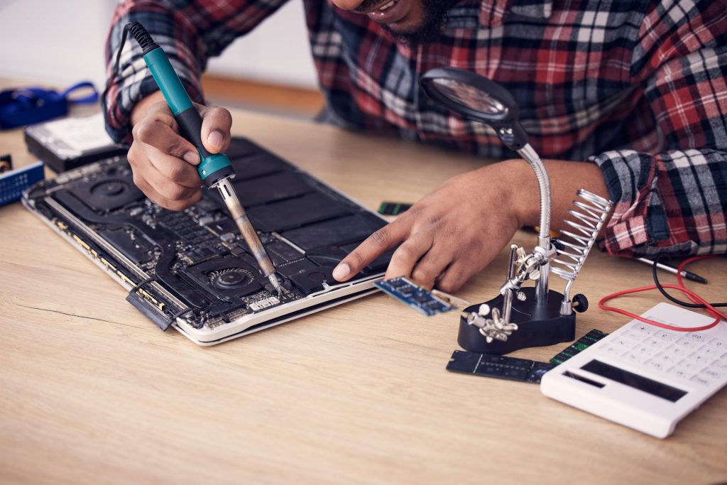 Why You Should Choose Authorized Apple Repairs Over Unauthorized Service